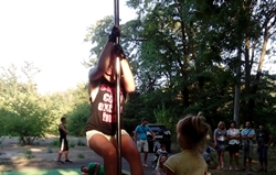 Позор! В Николаеве "волонтёры" учили детей танцевать стриптиз (Фото)