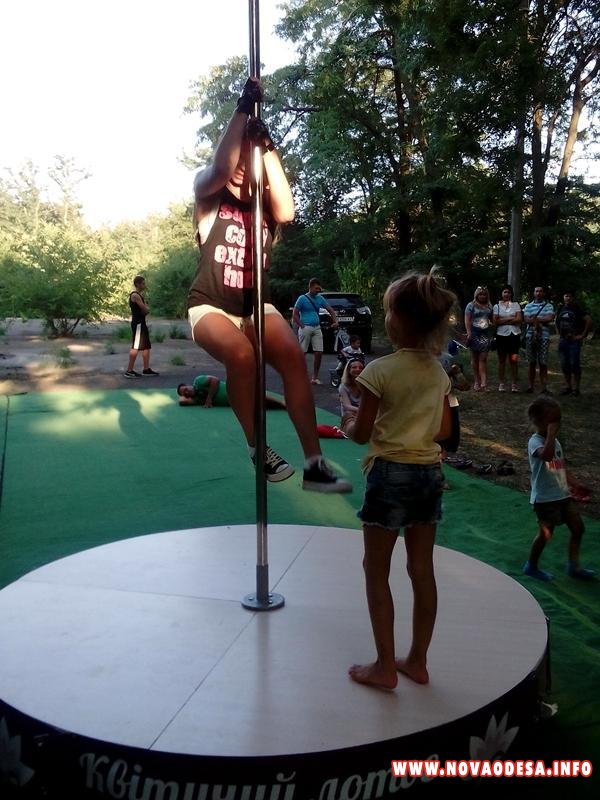 Позор! В Николаеве "волонтёры" учили детей танцевать стриптиз (Фото)