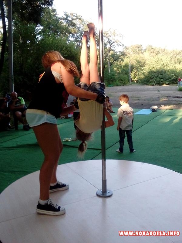 Позор! В Николаеве "волонтёры" учили детей танцевать стриптиз (Фото)