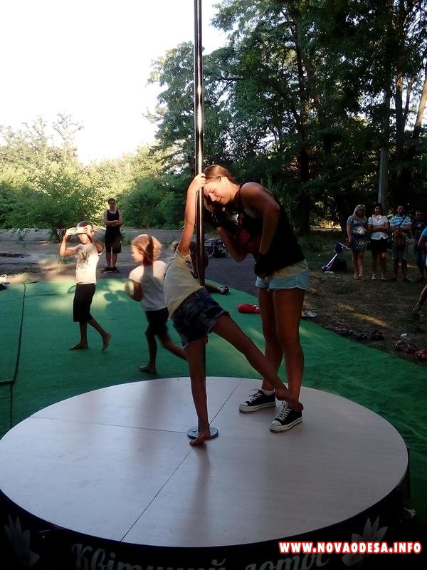 Позор! В Николаеве "волонтёры" учили детей танцевать стриптиз (Фото)