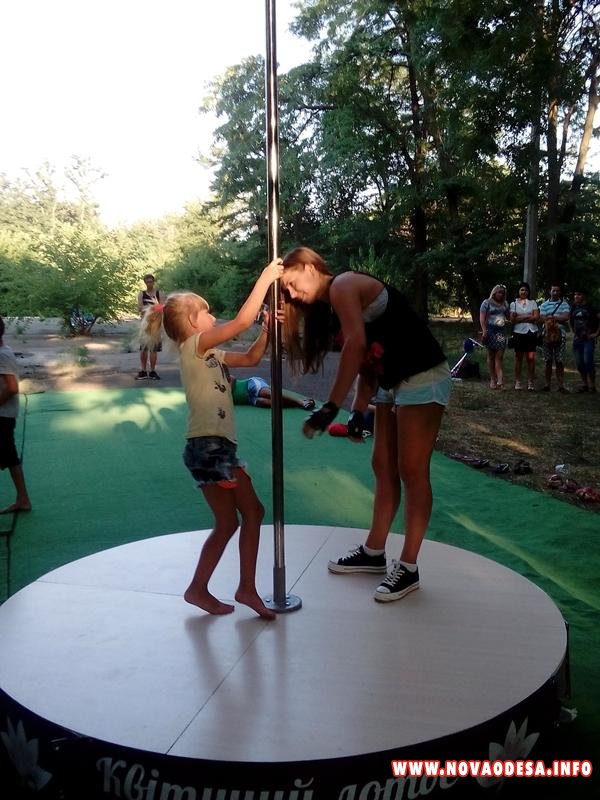 Позор! В Николаеве "волонтёры" учили детей танцевать стриптиз (Фото)