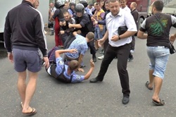 В Николаевской области бунт! Жители райцентра хотят убить полицейских которые избили и расстреляли человека в наручниках (Фото,Видео)