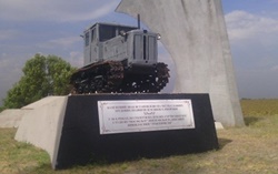 В Новоодесском районе после ремонта вернули трактор на его историческое место (Фото)